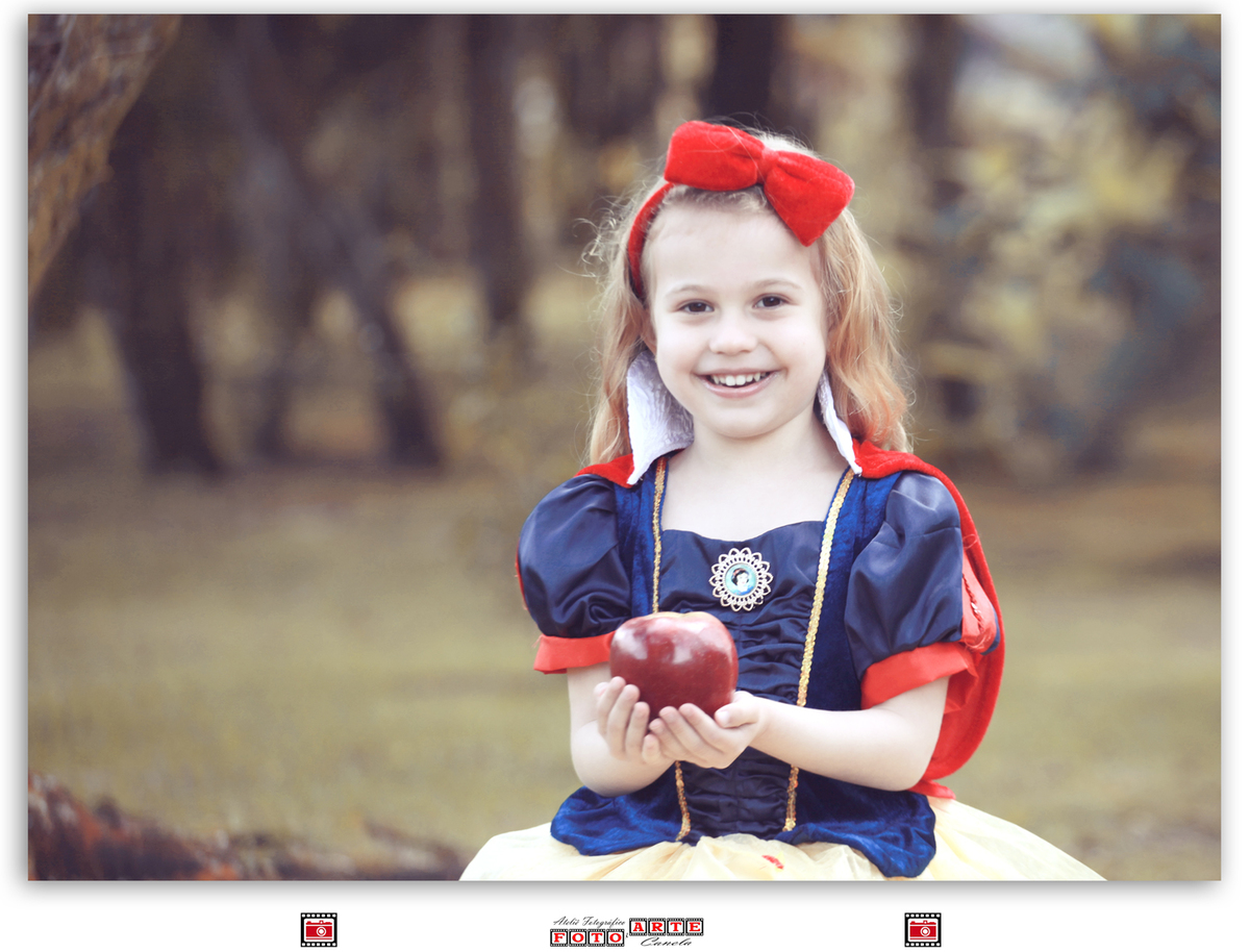 menina segurando maçã vestida de branca de neve