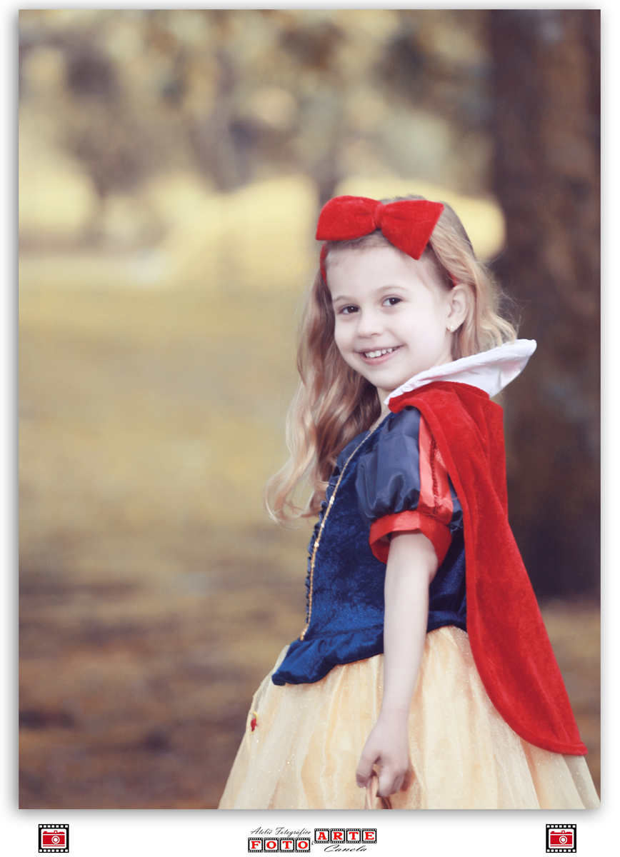 menina vestida de branca de neve 