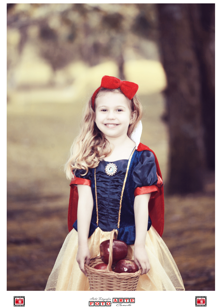 menina sorrindo com fantasia 