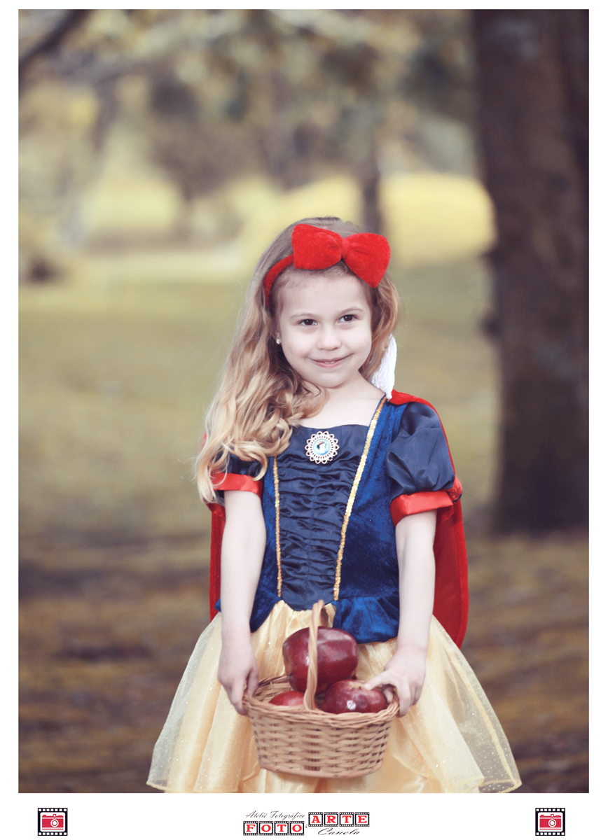 menina com laço vermelho no Cabelo
