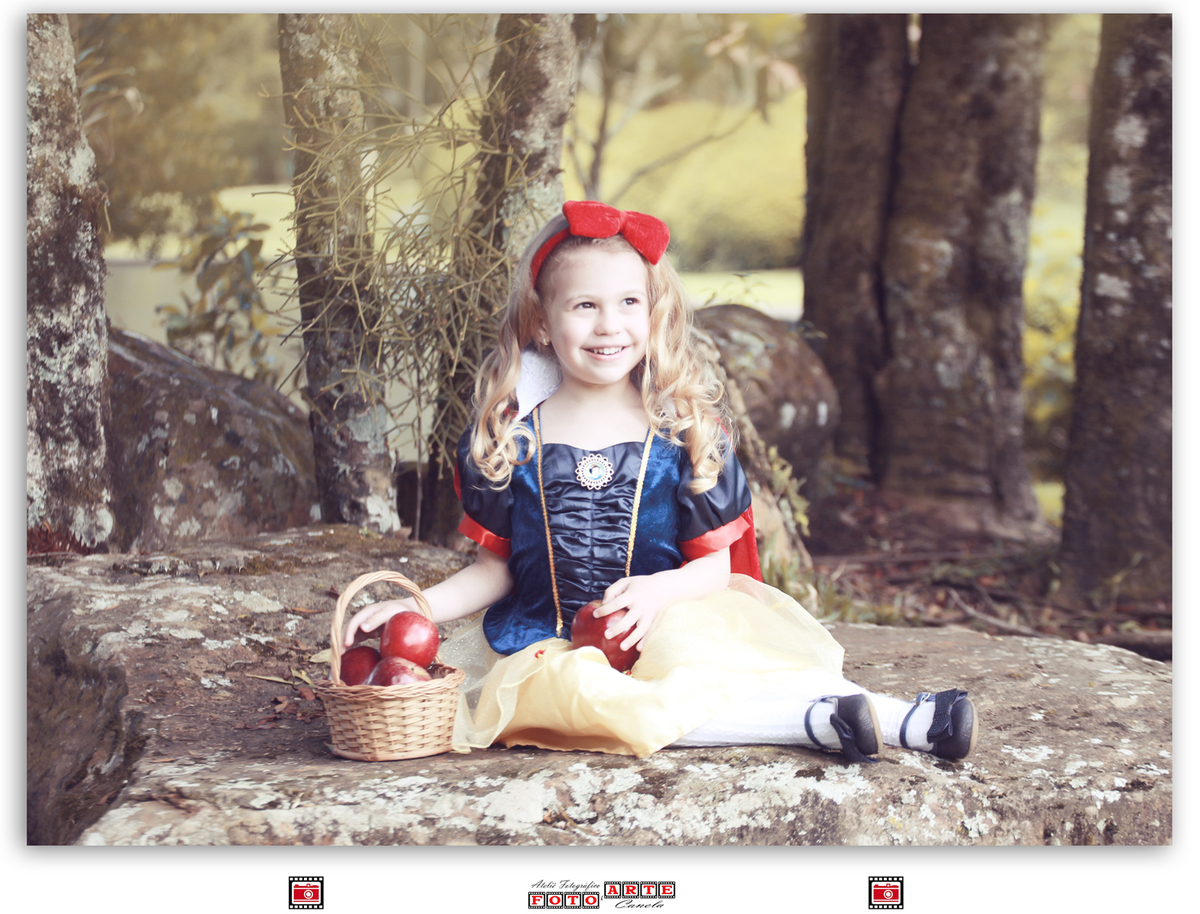 brincando com uma cesta de maçãs