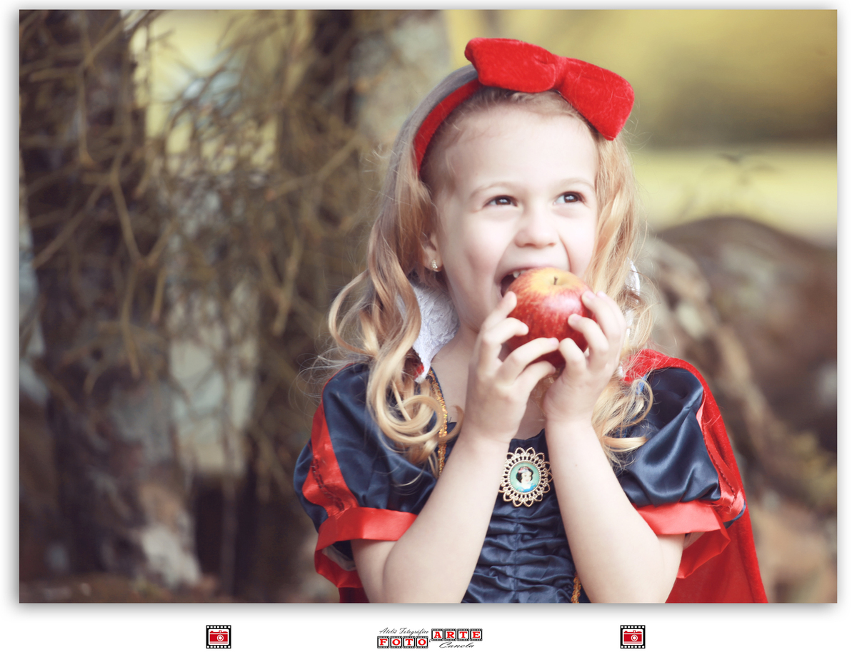 menina comendo mordendo maçã com vestido da branca de neve
