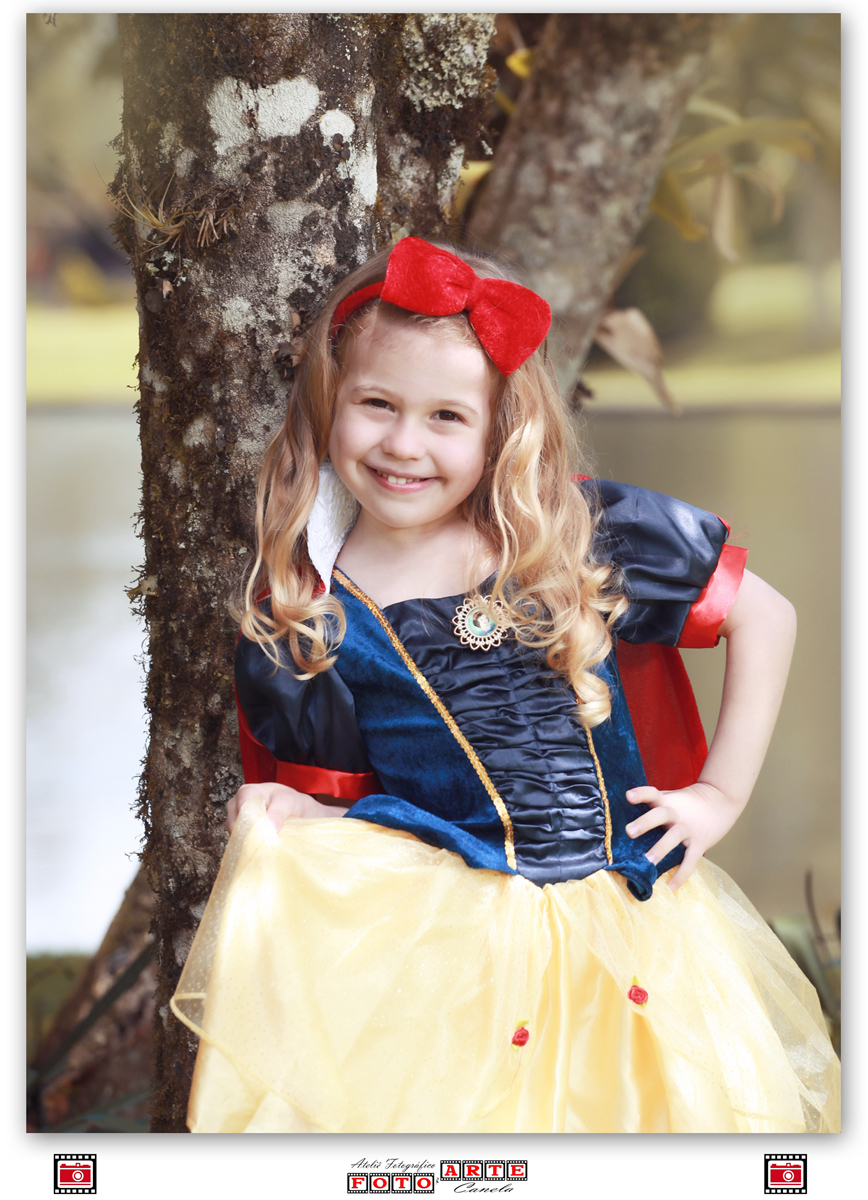 menina fazendo pose para a foto com fantasia de branca de neve