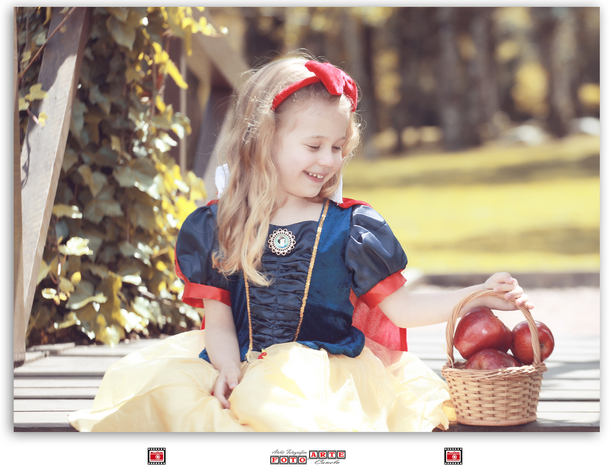 menina  sentada na ponte