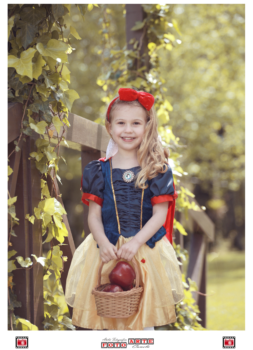 em pé na ponte de madeira
