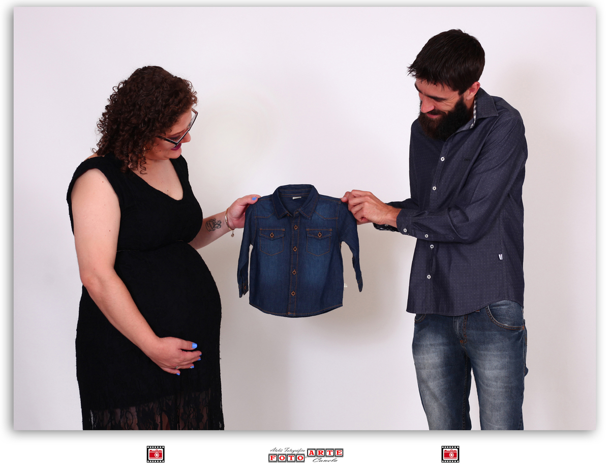 pais segurando roupa do bebê, camisa para bebê