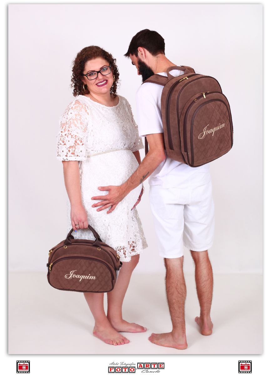 papai e mamãe com malas personalizadas do bebê