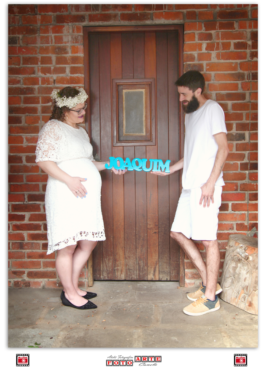 papai e mamãe segurando nome do Joaquim mdf