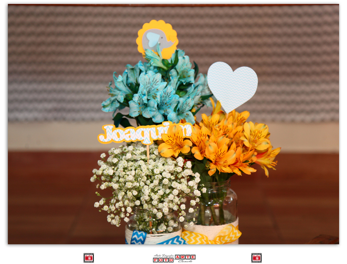 arranjo de flores amarelas e azuis