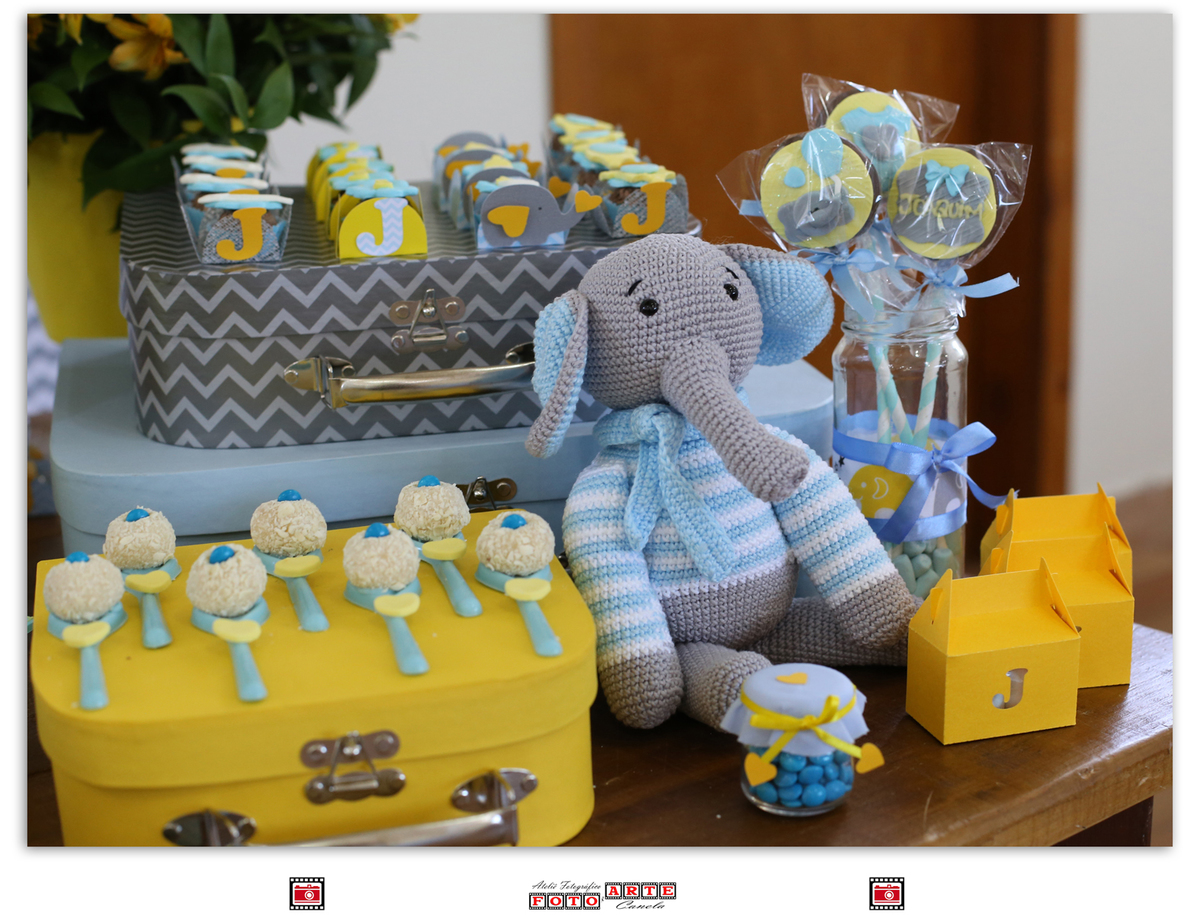 mesa decorada com elefantes