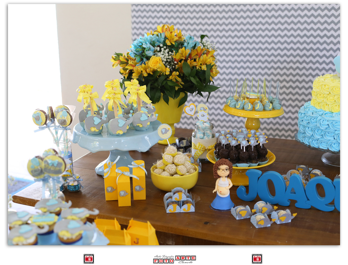 mesa decorada em azul e amarelo