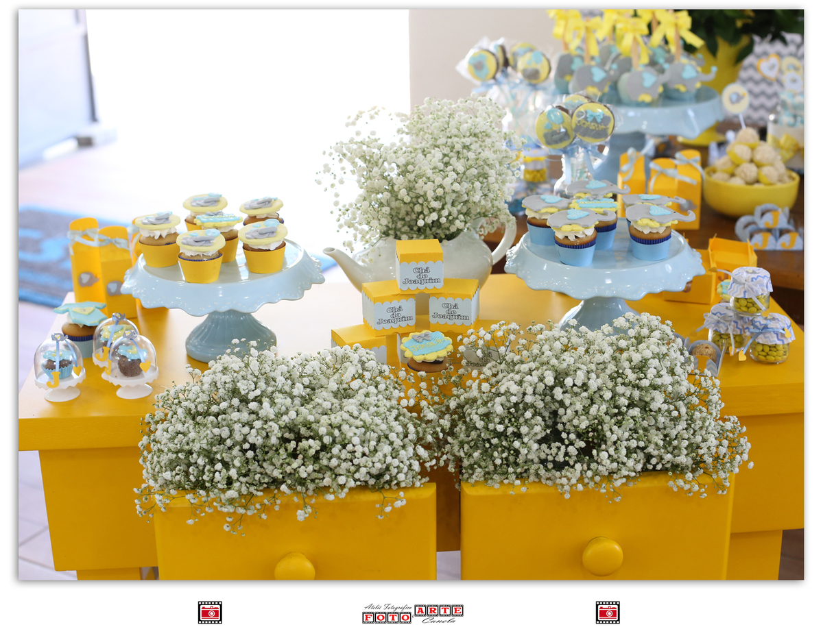 mesa com mosquitinhos brancos