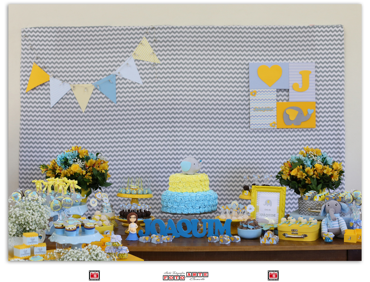 decoração da mesa principal azul e amarelo