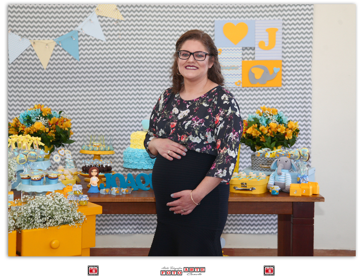 gestante no seu chá de fraldas