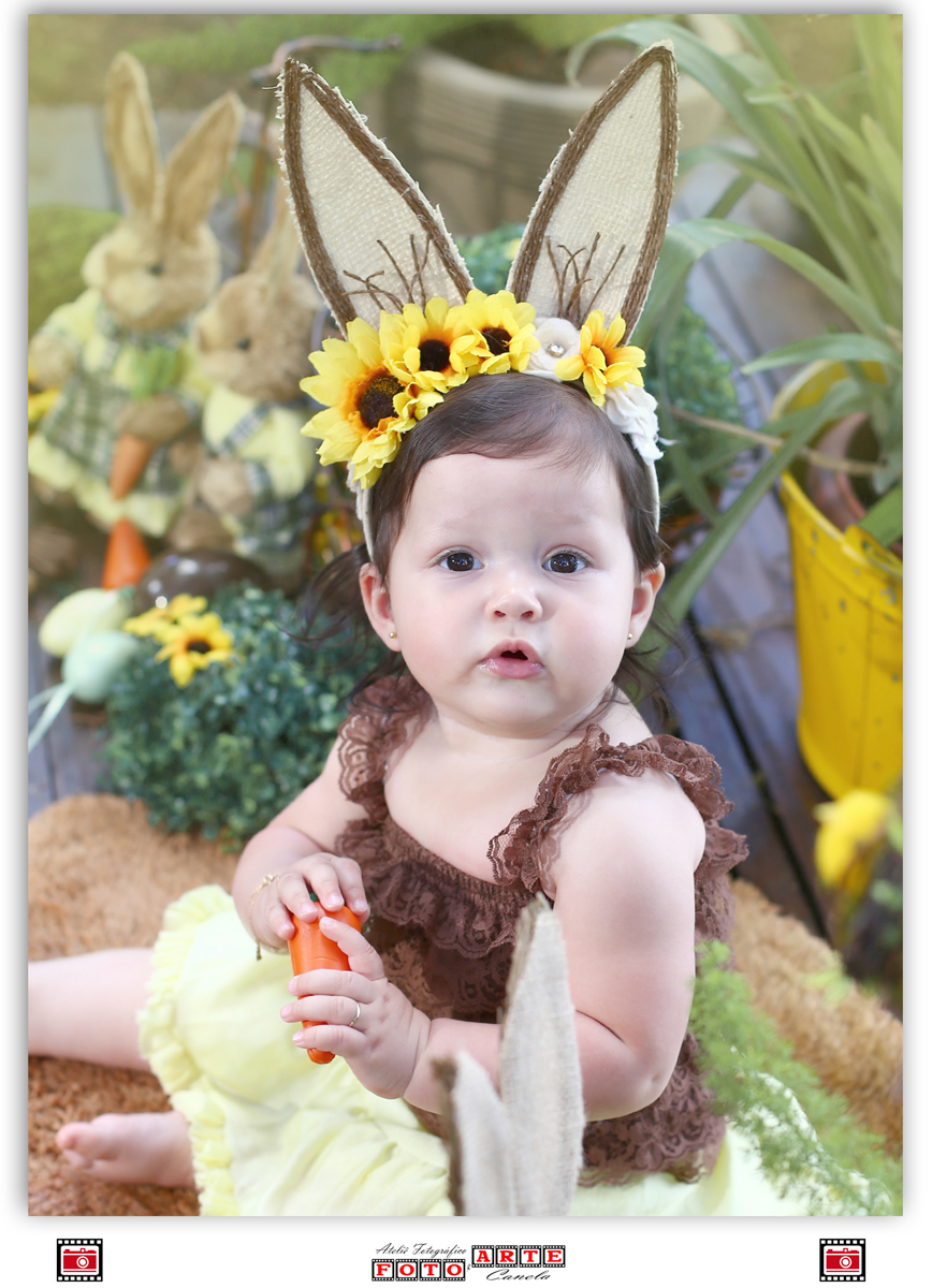 menina segurando cenoura