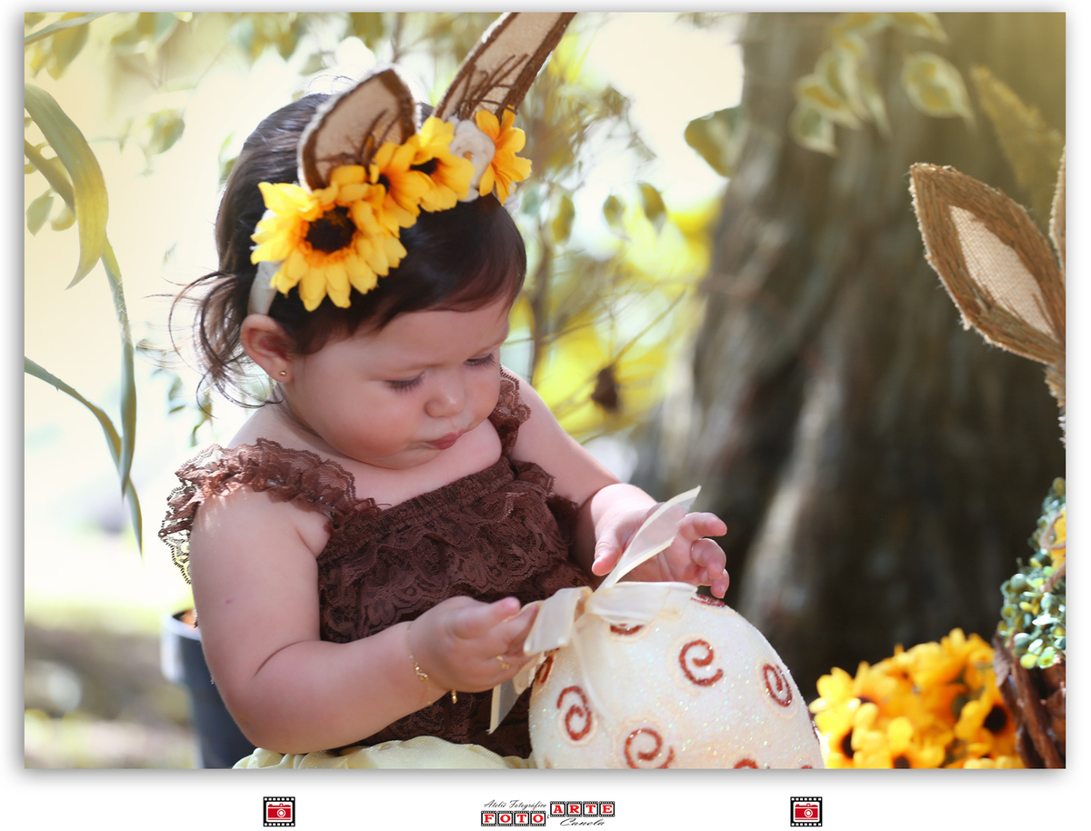 menina olhando decoração