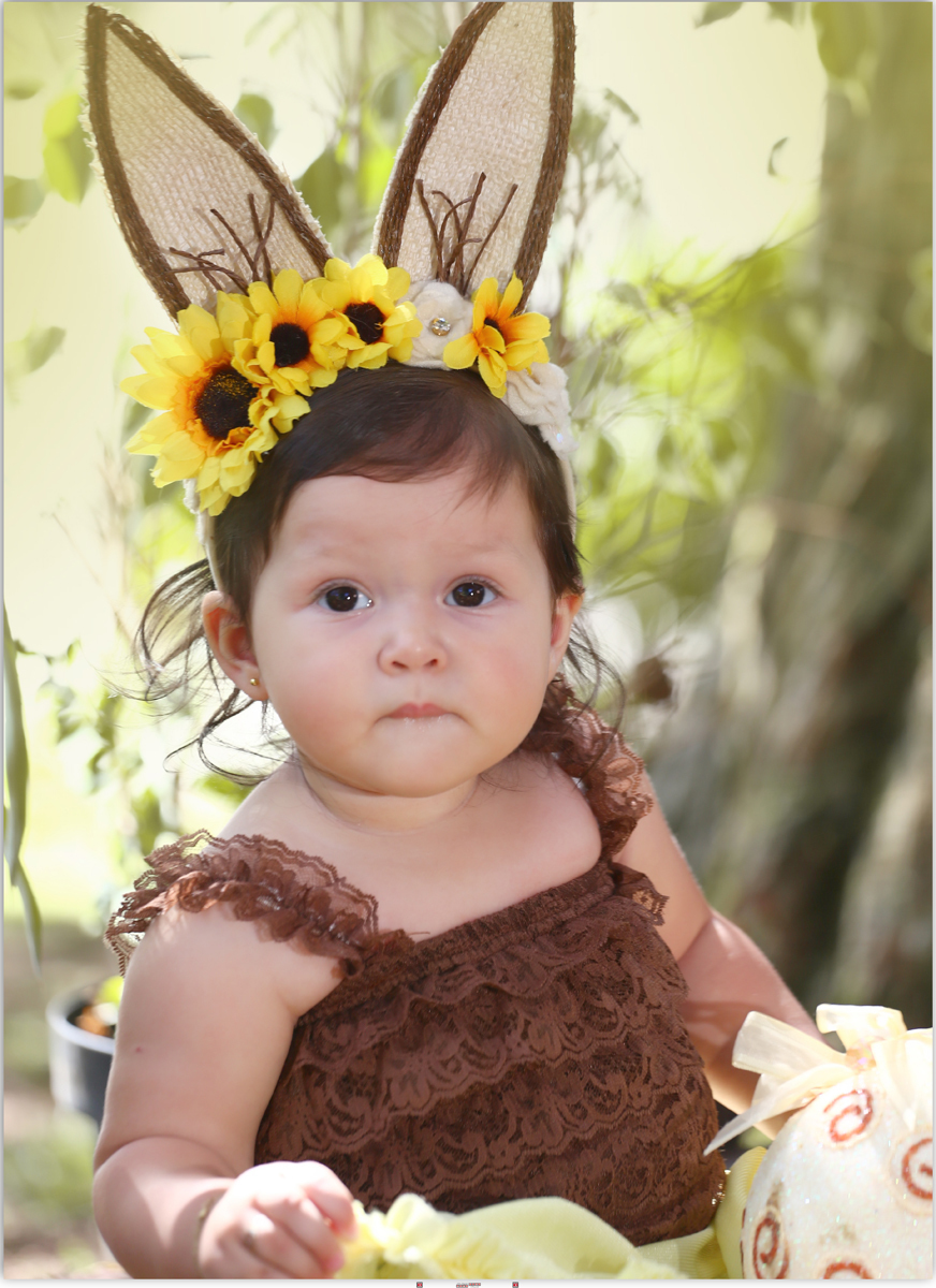 menina vestida coelhinho páscoa