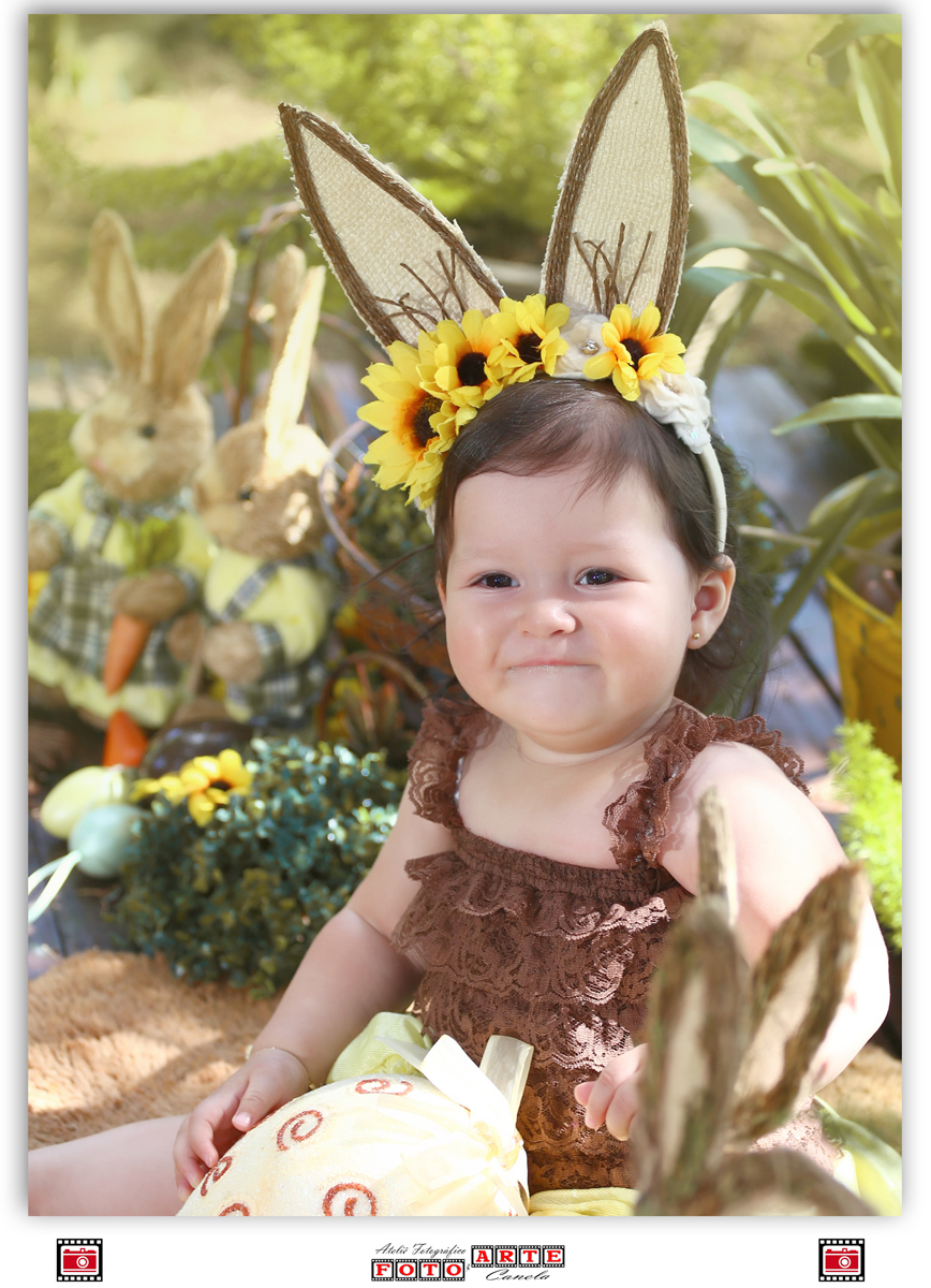 menina sorrindo cenário de páscoa