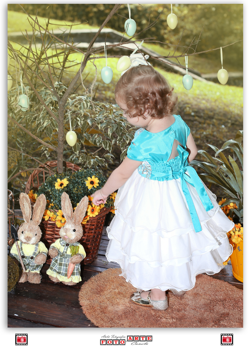 menina brincando coelhinos