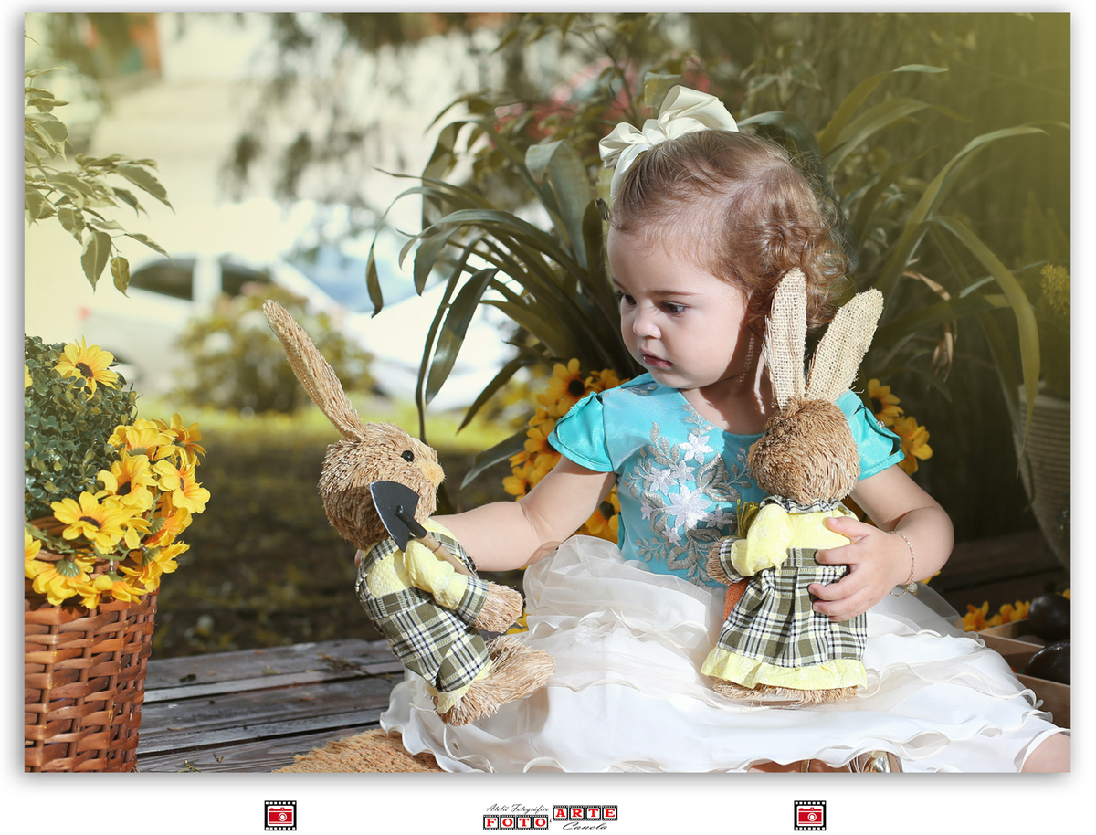 criança brincando coelhinhos páscoa
