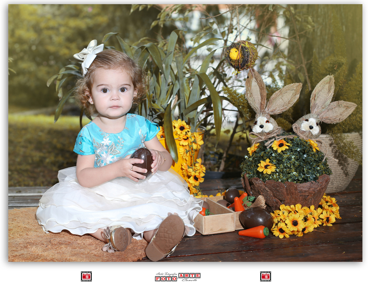 menina segurando ovo chocolate