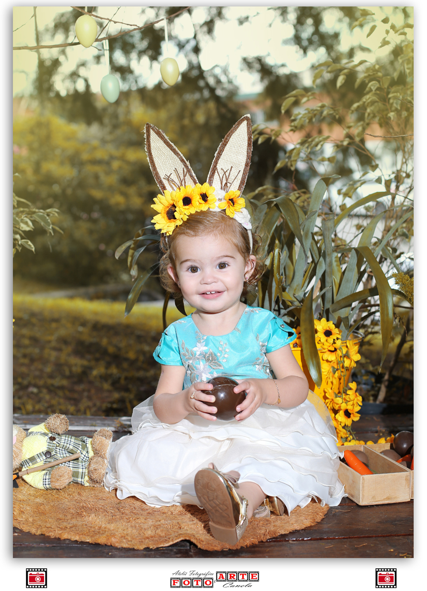 menina com tiara de girassóis