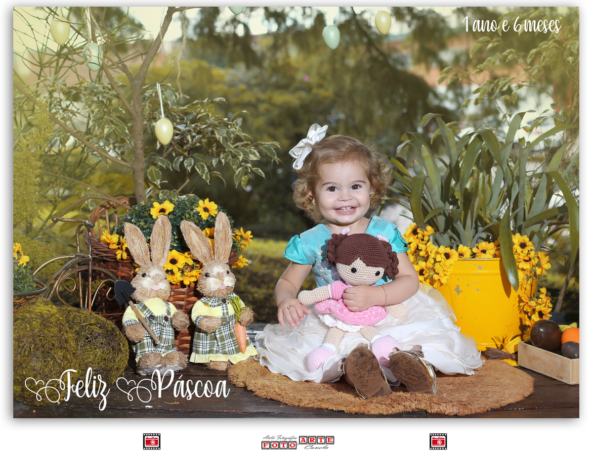 menina com boneca crochê