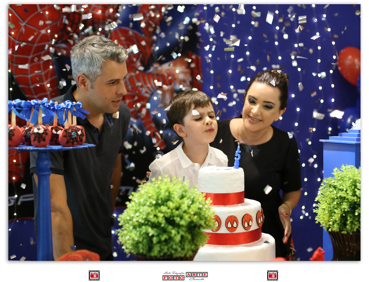 família soprando a vela