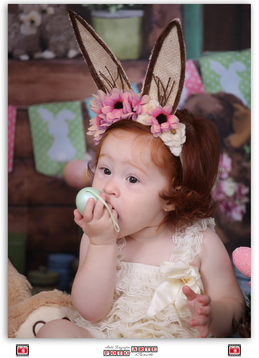 menina comendo ovos de páscoa