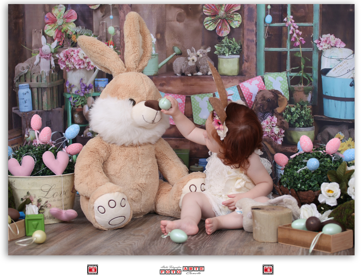 menina tratando o coelhinho