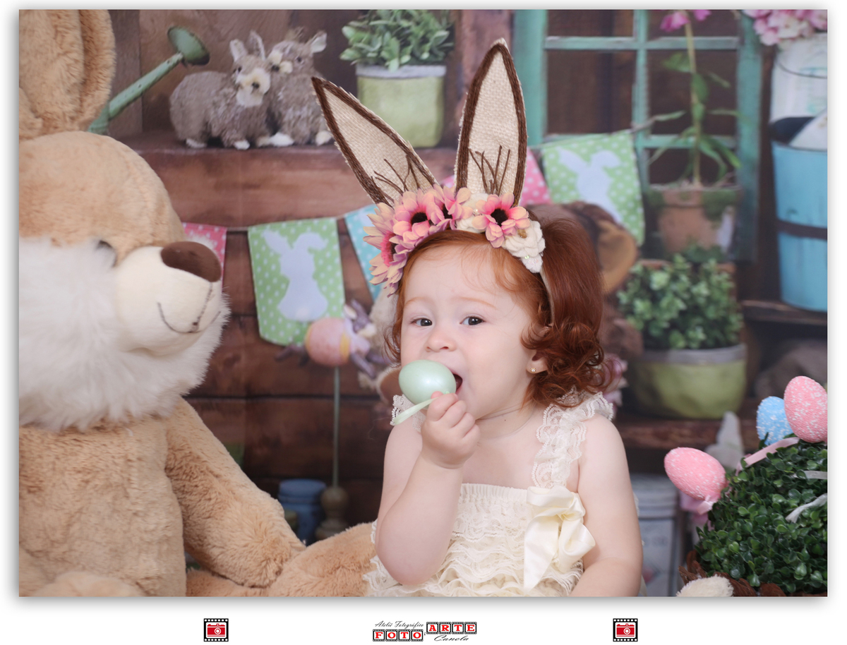 criança com ovinhos de páscoa