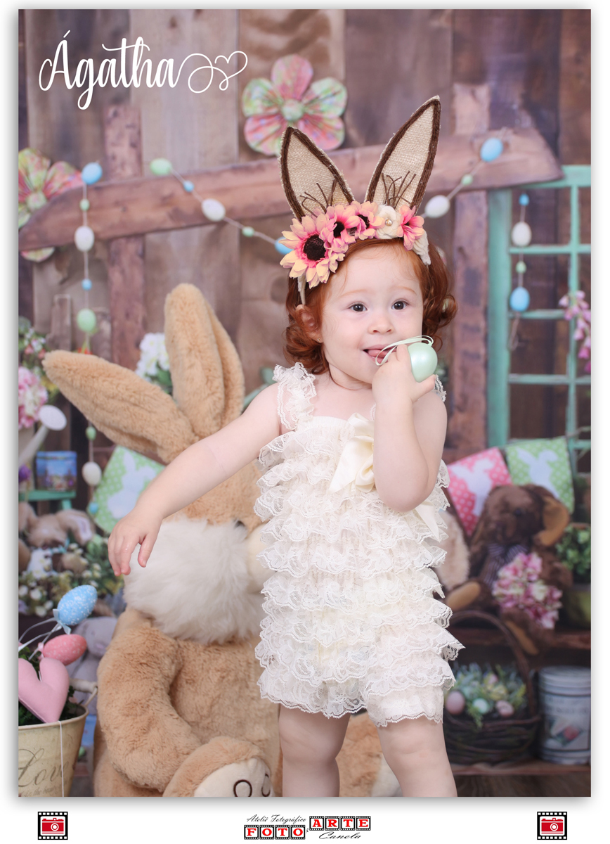 criança brincando com coelhinhos