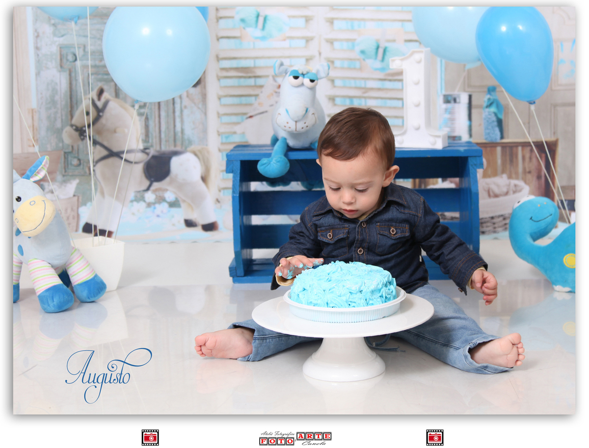 criança com bolo azul