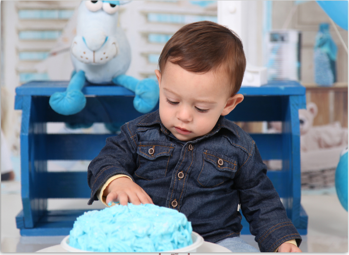criança bolo azul