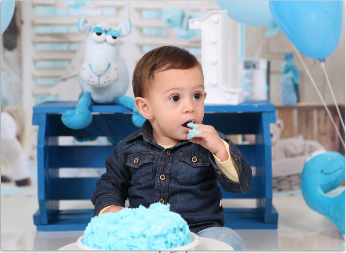criança comendo bolo azul
