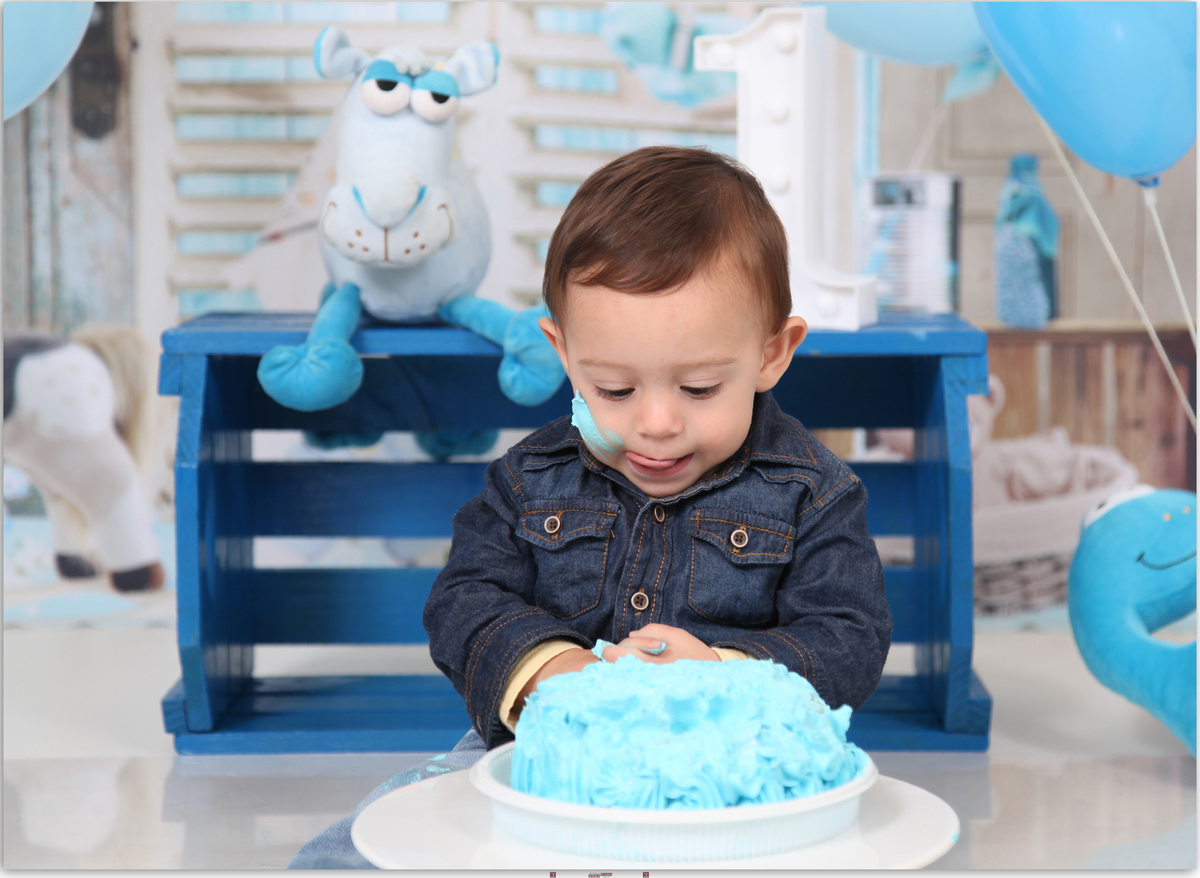 menino bolo azul
