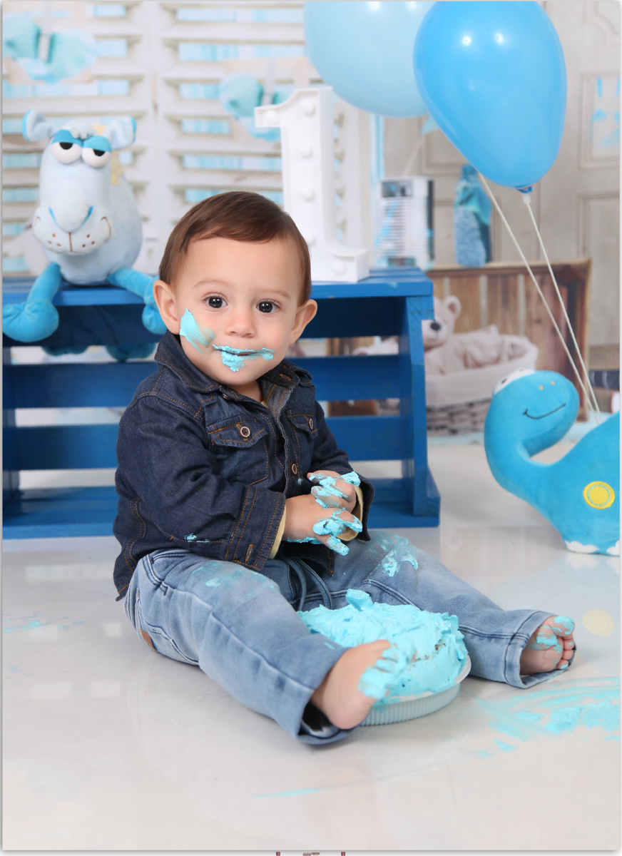 criança suja de bolo azul