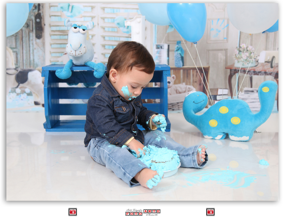 criança fazendo bagunça com bolo