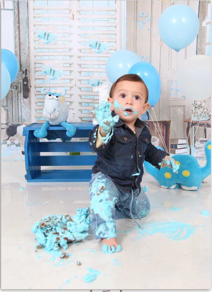 dando tchauzinho com a mao suja de bolo