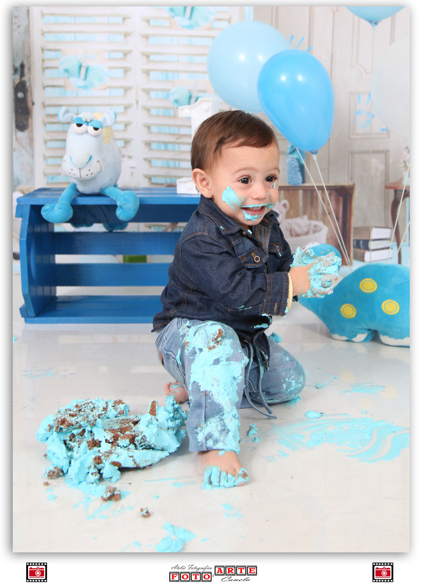 menino sujo de bolo azul no smash the cake