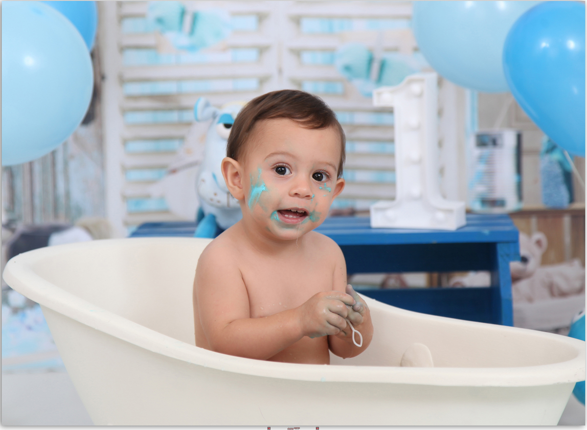 menino tomando banho de banheira sujo de bolo