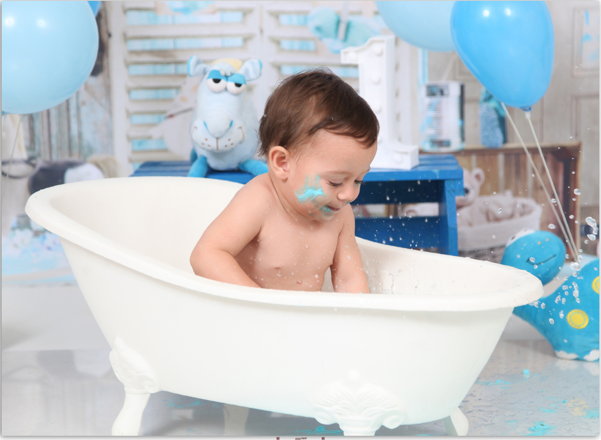 brincando na água dentro da banheira branca