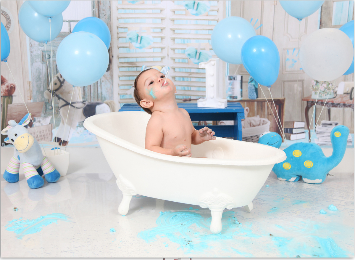 brincando dentro da banheira com fundo azul