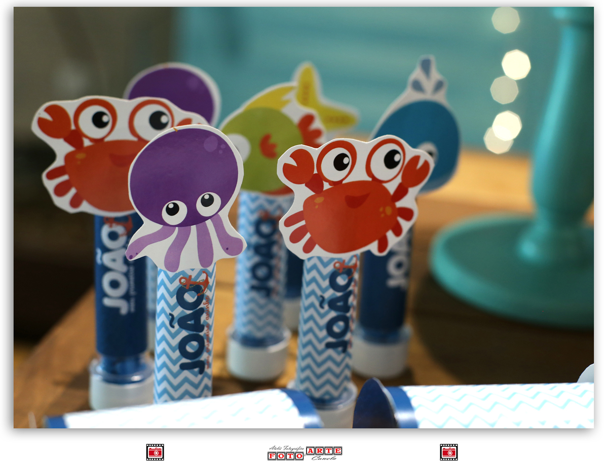 tubos de confete polvo e caranguejo