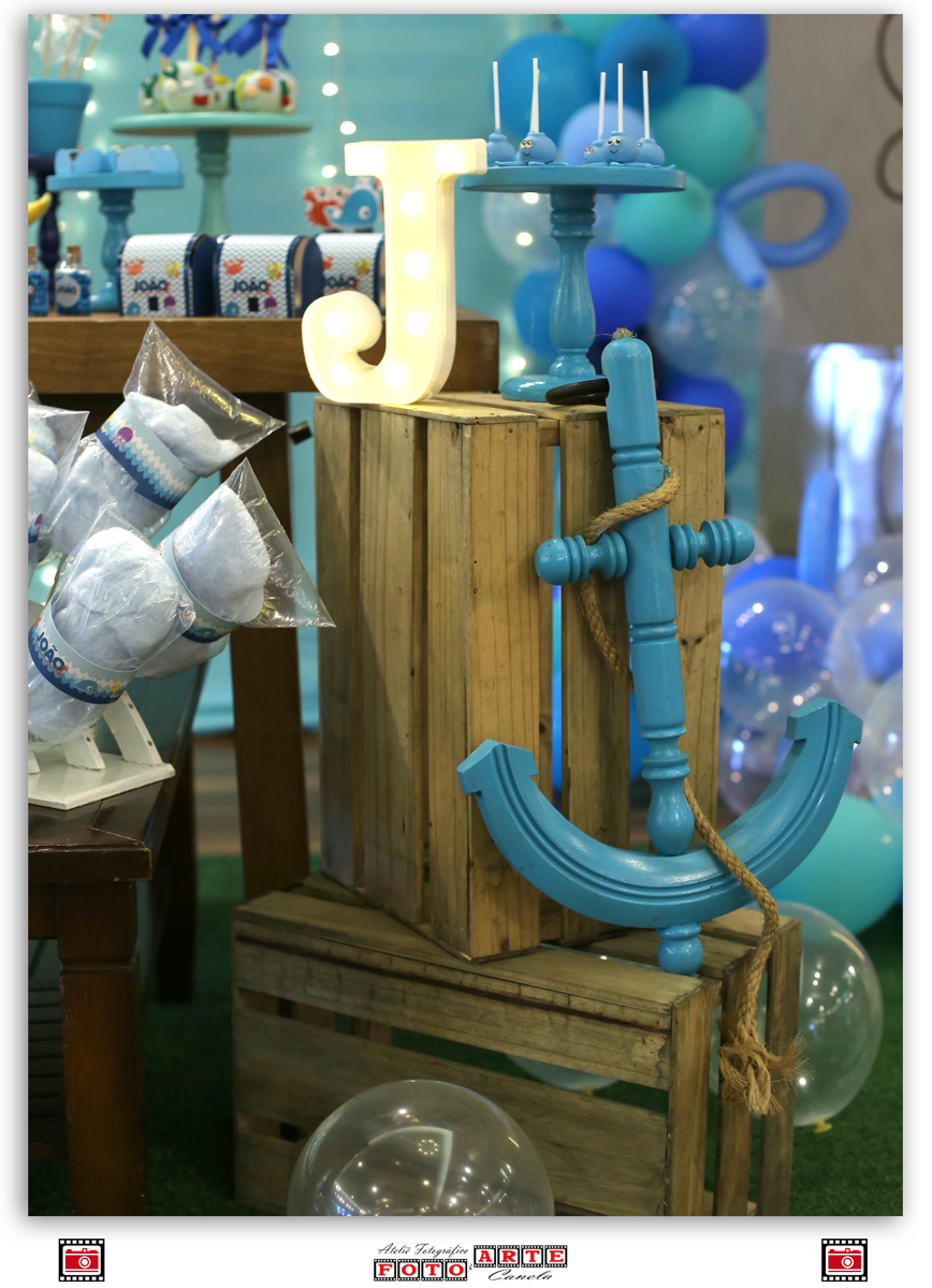 âncora azul de madeira