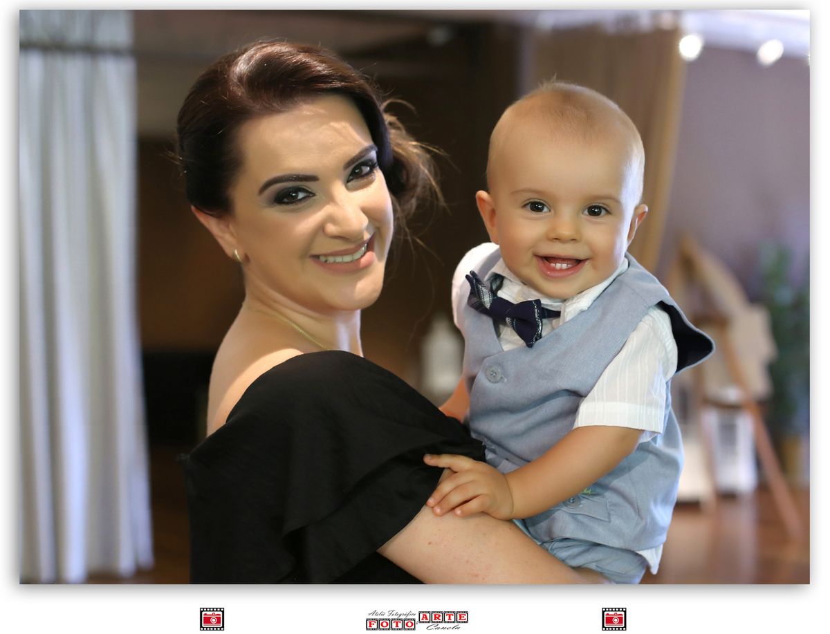 bebê sorrindo no colo da mãe