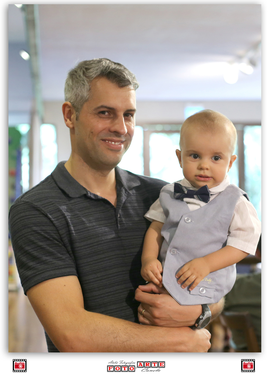 bebê no colo do pai