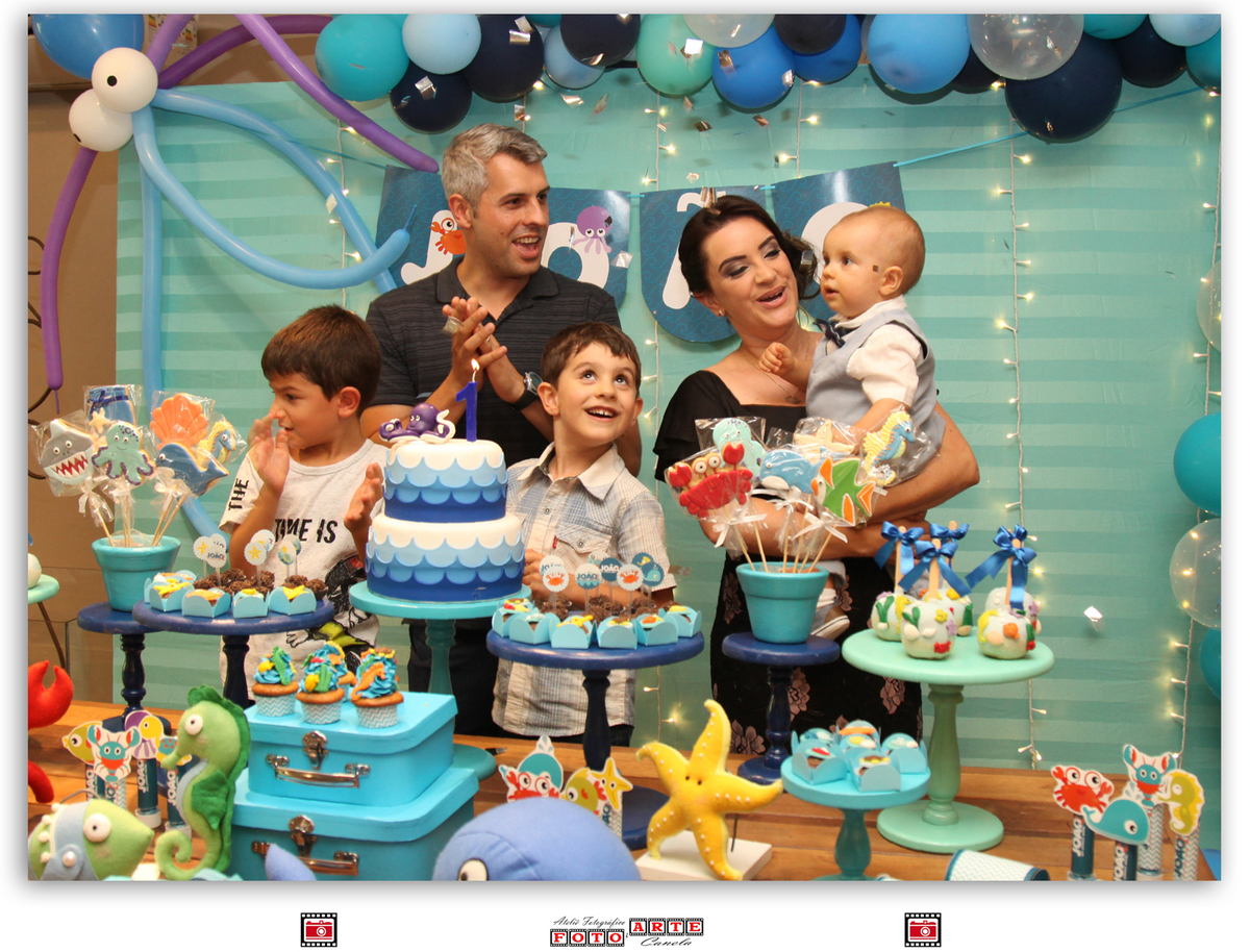 familia cantando parabéns