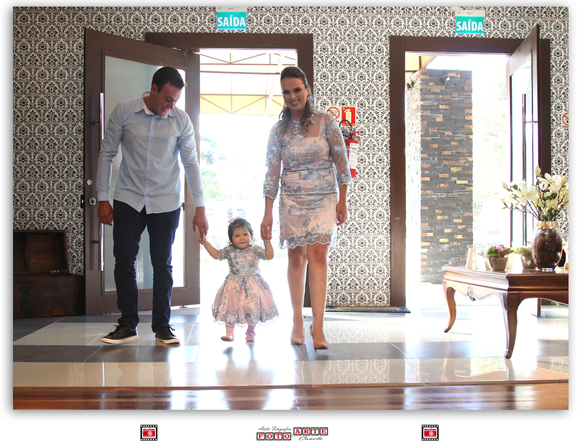 família entrando na festa