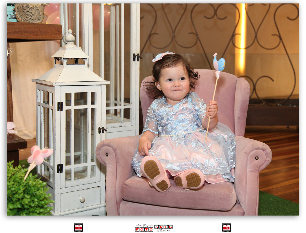 menina sentada na festa